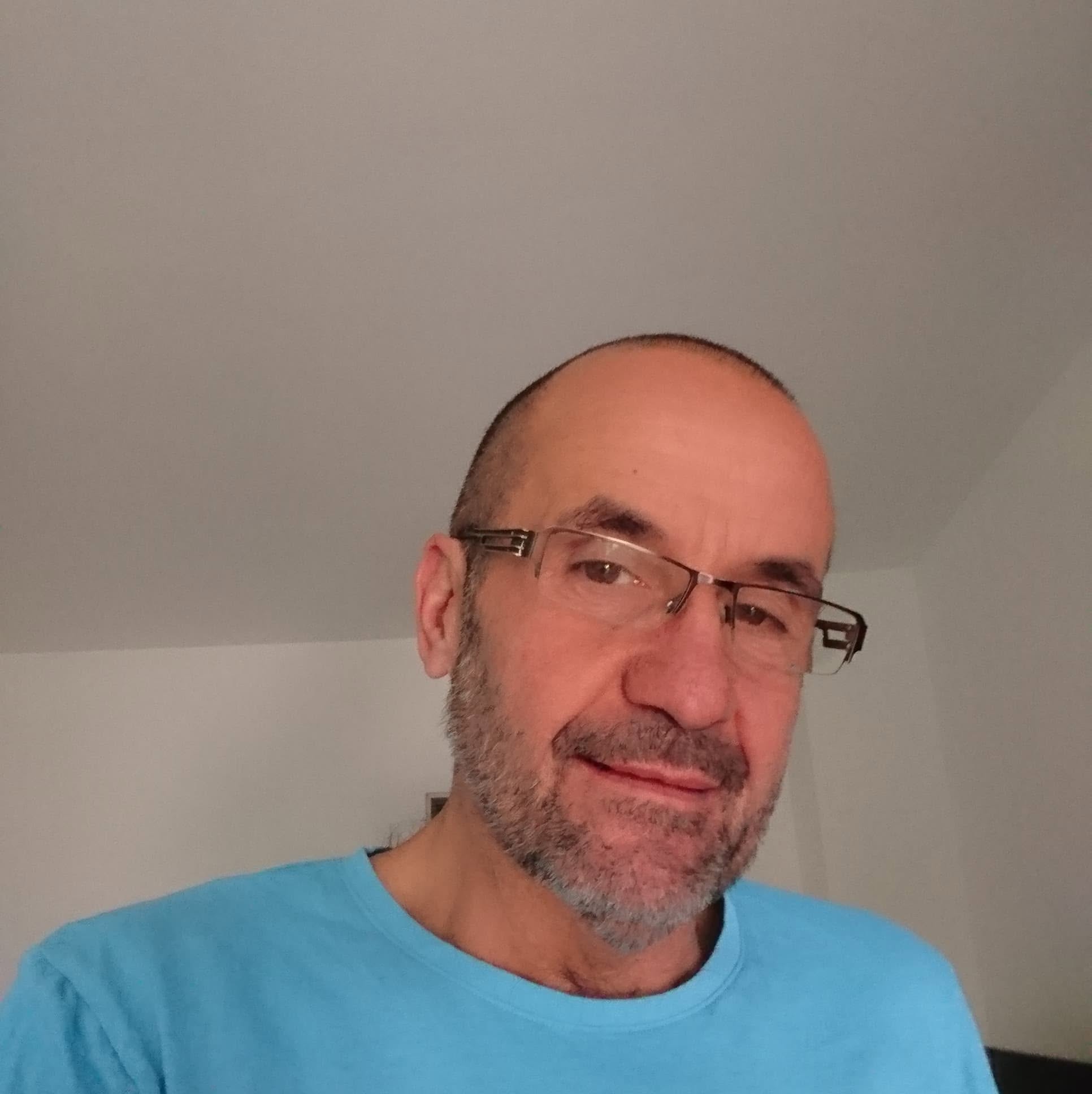 Frank Hennemann als Erwachsener in einem hellblauen Shirt