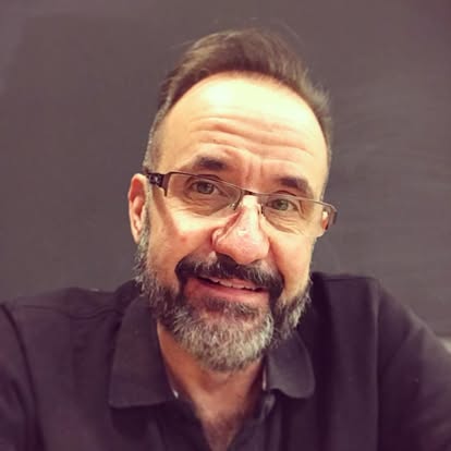 Frank Hennemann mit Brille und Bart in einem schwarzen Hemd