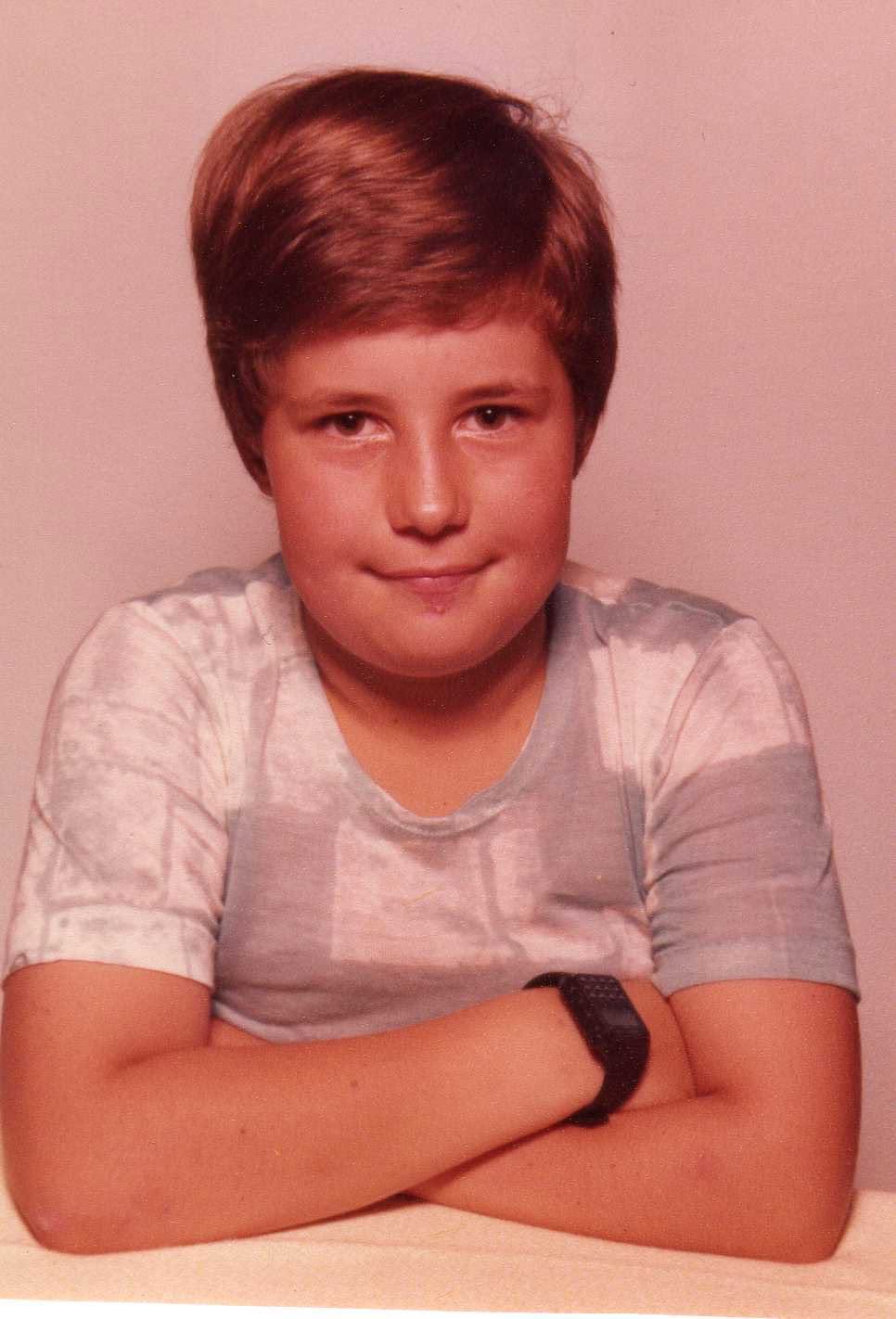 Frank Hennemann als Schulkind mit verschränkten Armen