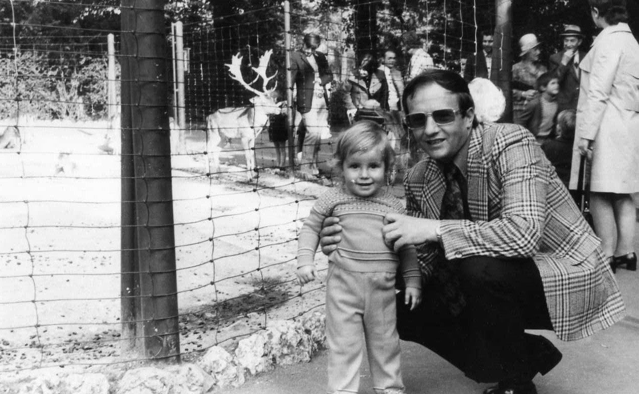 Frank Hennemann als Kleinkind mit seinem Vater bei einem Tierparkbesuch