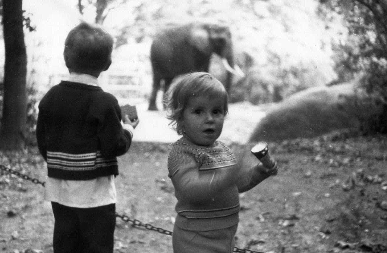 Frank Hennemann als Kleinkind vor einem Elefanten im Zoo