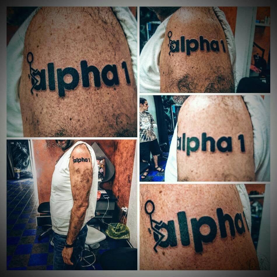 Collage von Frank Hennemanns vollständig tätowiertem Oberarm mit der Aussage F**K Alpha1