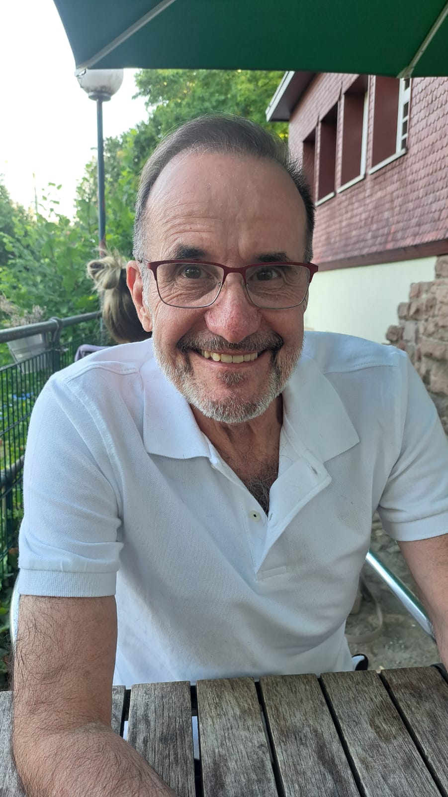 Frank Hennemann 2026 lächelnd in einem weißen Poloshirt