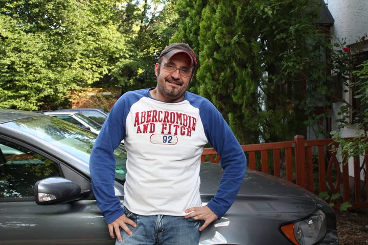 Frank als junger Erwachsener an einem Auto