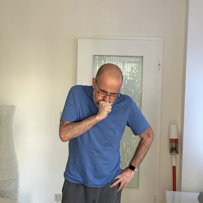 Frank an einem Tag mit starkem Husten