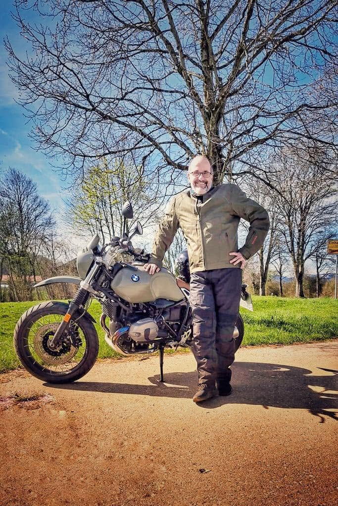 Frank neben seinem Motorrad