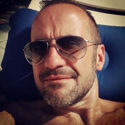 Frank entspannt mit Sonnenbrille