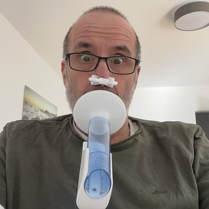 Frank mit Atemtherapiegerät