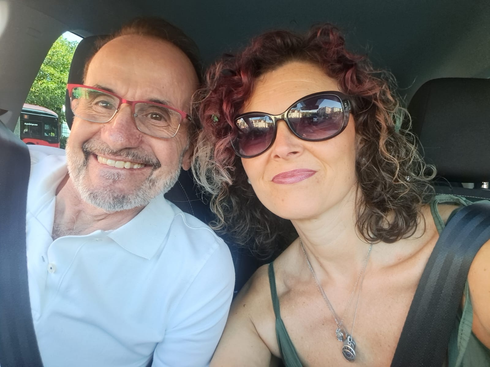 Frank Hennemann und seine Partnerin lächeln gemeinsam in die Kamera