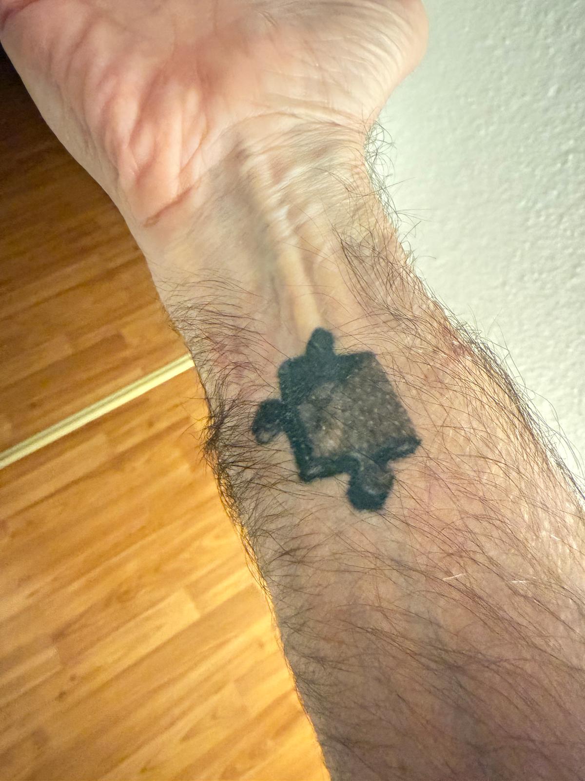Puzzlestück-Tattoo auf Frank Hennemanns Unterarm