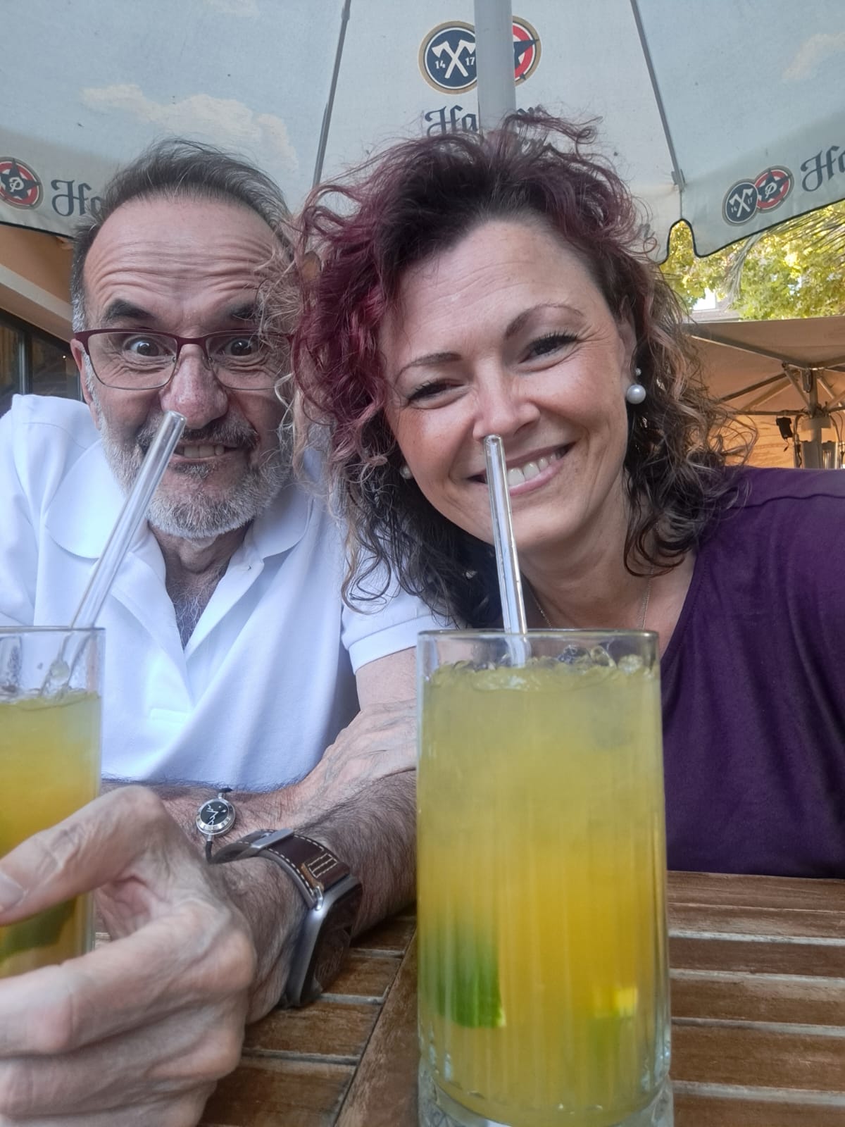 Frank Hennemann und seine Partnerin lachen gemeinsam und ziehen Grimassen in die Kamera
